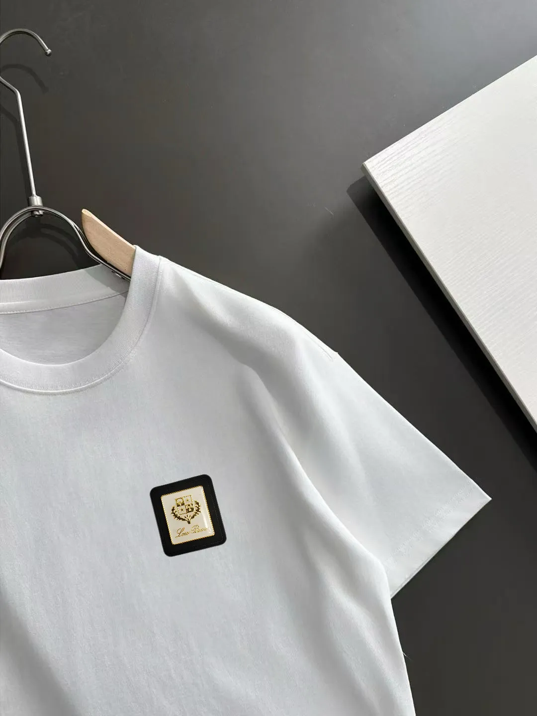 , LP counter Same Style round neck short-sleeved T-shirt customized cotton fabric! Designed with brand DG Logo leather tag! Strong three-dimensional effect! The overall highly breathable and soft texture is more prominent, and the full cotton texture induces extreme comfort. A must-have item for Premium people, complete with original accessories and accessories! Same Style for men and women! Color: Black White Size: S-xx L